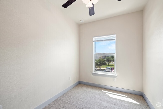 1BR, 1BA - 740SF - Office