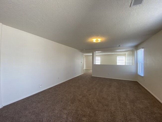 Photo - Spacious 3BR/2Bath/2Living - 1 Car Garage