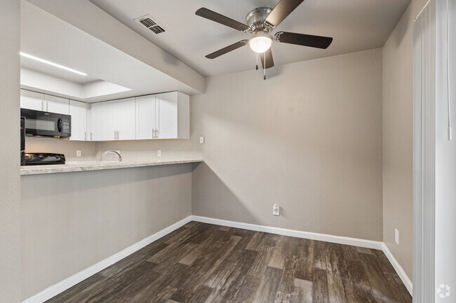 1BR, 1BA - 692SF - Dining Room