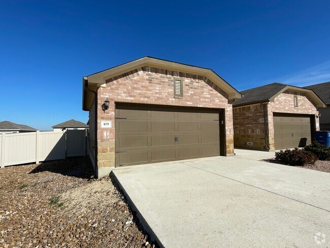 Building Photo - Beautiful 3-bed, 2-bath home for lease in ...