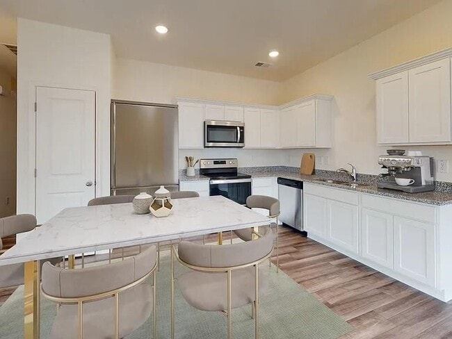 Photo - 203 Fenchurch Wy