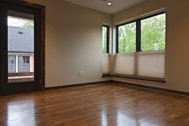 Photo - 4 bed / 4.5 bath flat in South Plaza overlooking UMKC and Brookside Blvd Unit GrandA5017 - 3