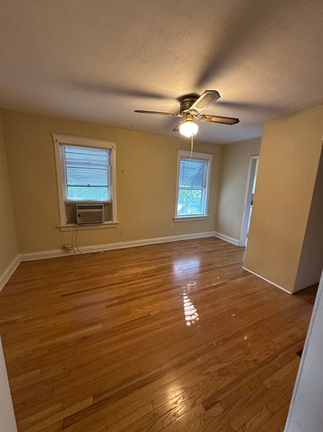Main room - 4227 Greenwood Pl Unit All utilities paid