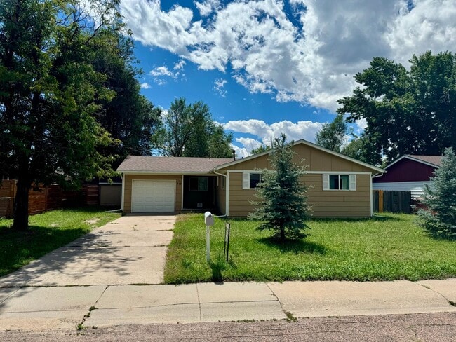 Building Photo - Adorable Rancher in Security-Widefield