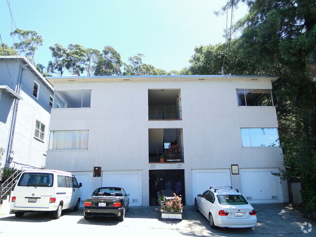Building Photo - Sunny 2nd floor apt with a view near North...