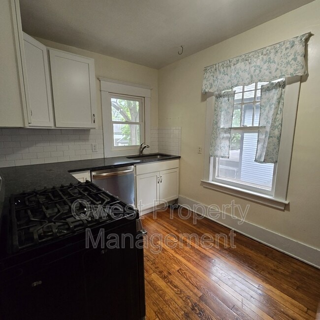 Photo - 1337 Logan St SE