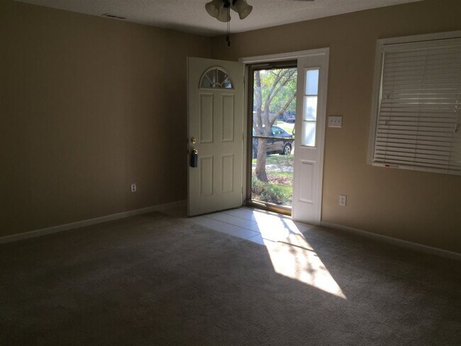 Photo - 2 bedroom Townhome: Oaklawn Park!