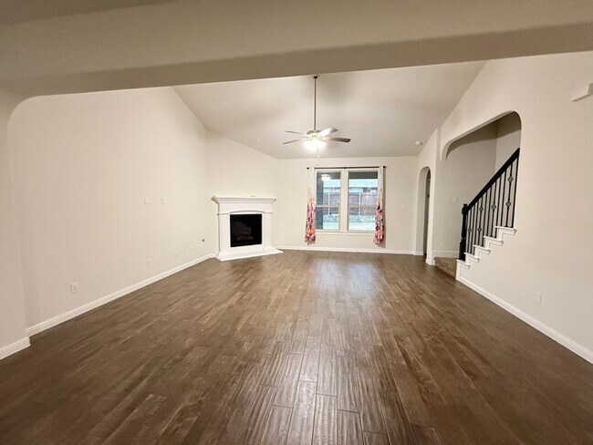 Photo - 565 Lindisfarne Ln