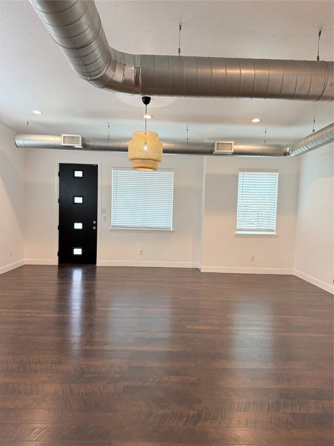 Building Photo - 202 N York St