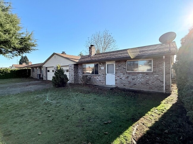 Building Photo - 2 bedroom 1 bath duplex -Evergreen High School