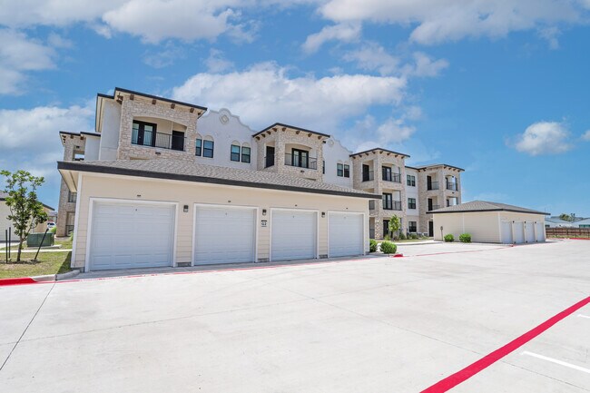 Avanti Legacy Emerald Point Apartments