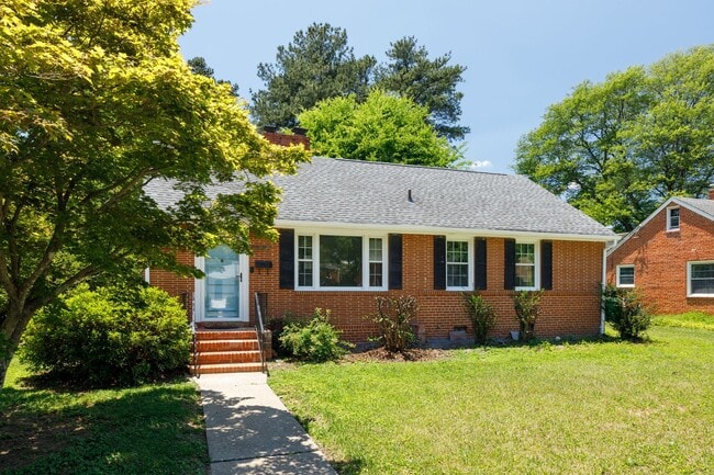 Photo - Beautiful 2 Bedroom Corner Lot of Park Ave! ***Available Late June 2026***