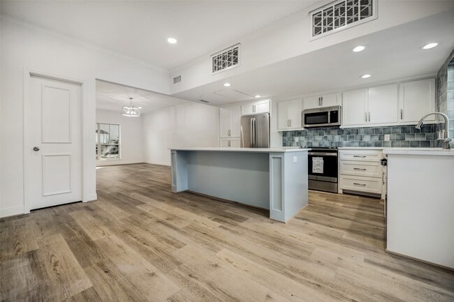 Building Photo - 14715 Barryknoll Ln Unit 142