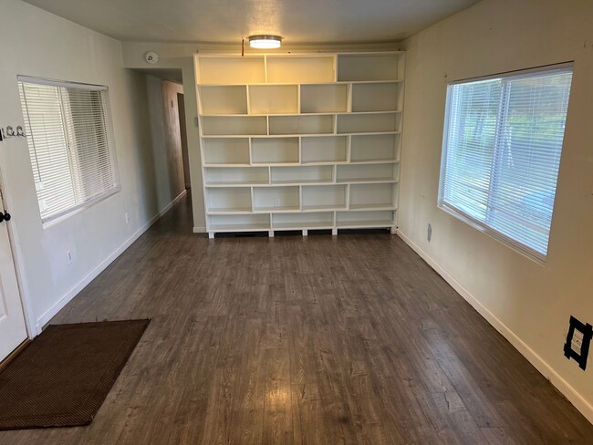 1200 W Dimond Blvd