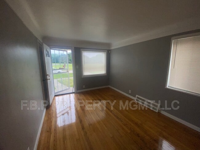Photo - 7600 Pierson St
