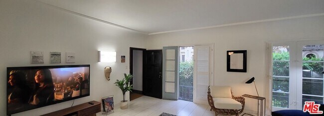 137 N Sycamore Ave Unit 2