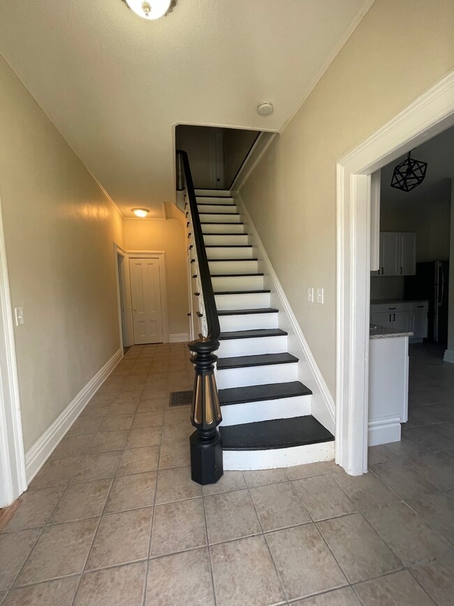 Entry way - 9 Glen Arden Ln Unidad A