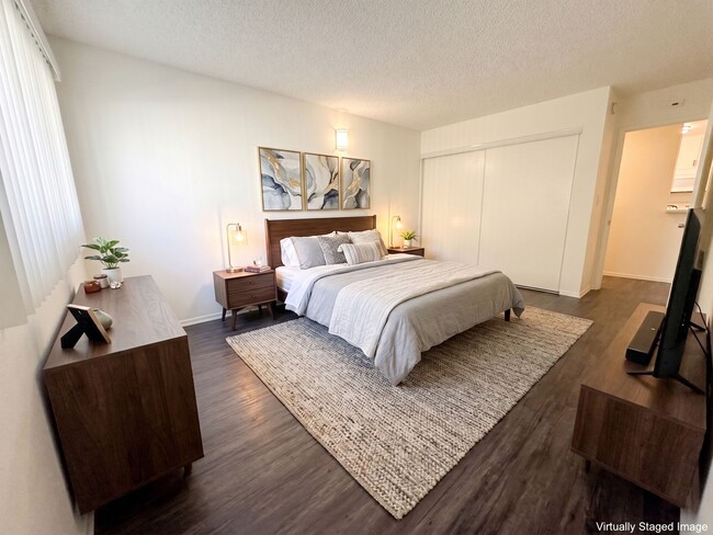 11018 Moorpark Apartments