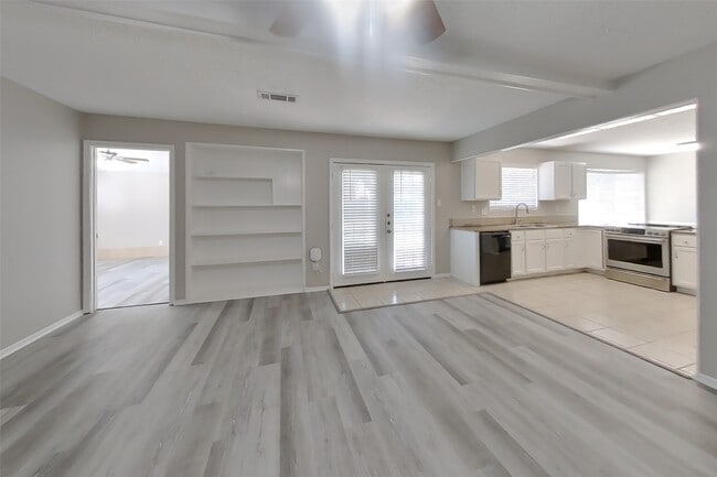 Photo - 3815 Regency Dr