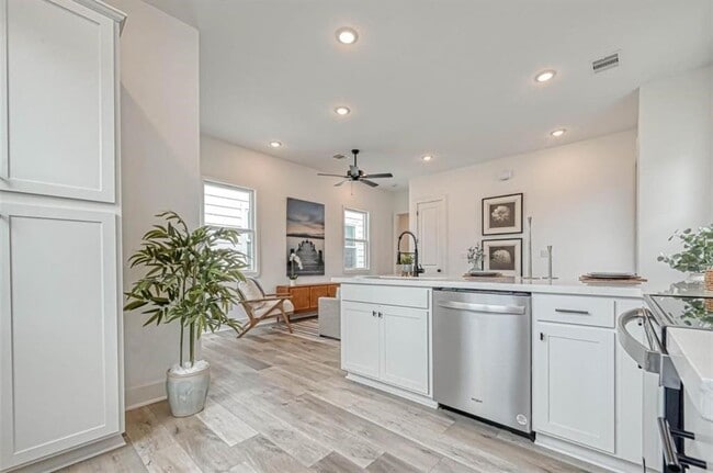 Photo - 8405 Schneider St