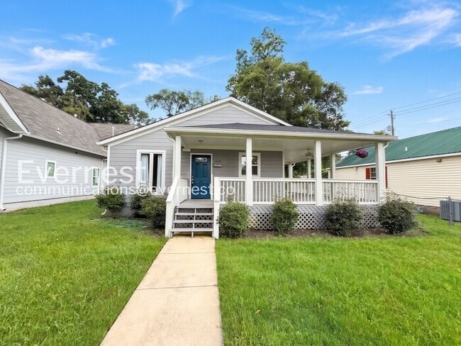 Building Photo - 3 Bed, 2 Bath Home with Carport / Available Now!