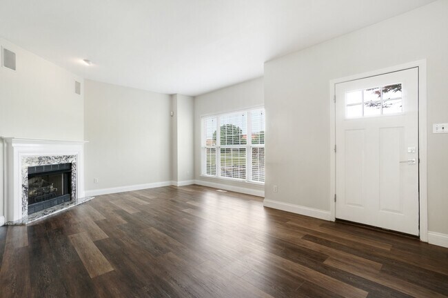 Photo - 909 N Hanley Rd