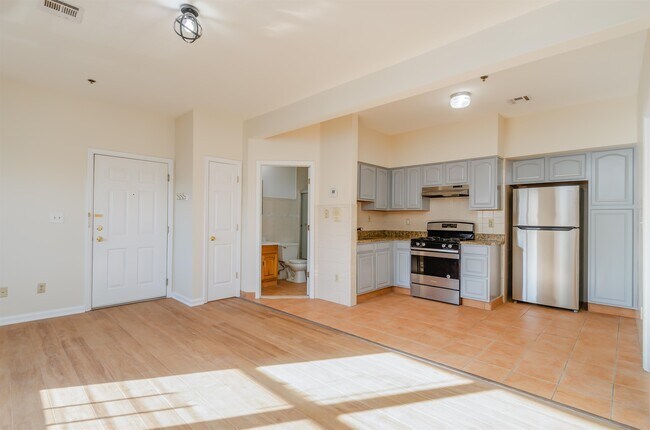 Photo - 15 Isabella Ave Unidad 2R