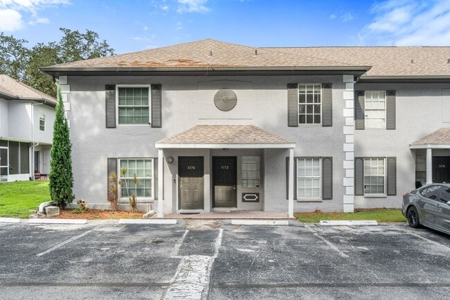 Building Photo - Beautiful Temple Terrace Townhome!