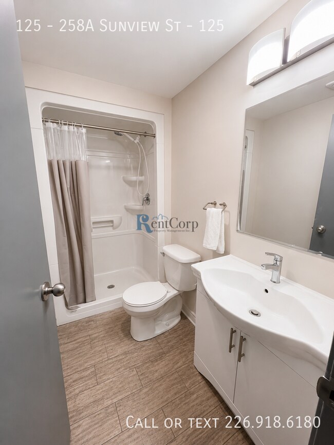 Photo - 258A-258A Sunview St