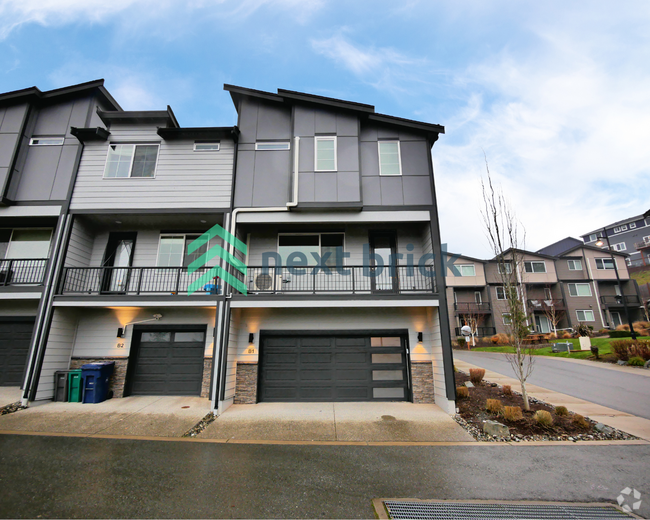 Building Photo - 3 Bed and 2.5 Bath Luxury Townhome is Avai...