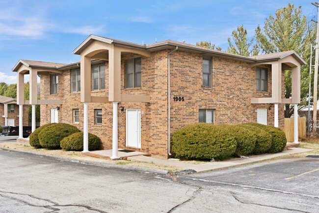 Building Photo - 2 Bedroom Townhome- Springfield