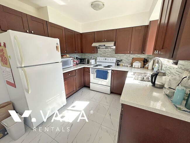 Photo - 3 Bedroom Lower Level Rental Home 8413B Os... Unit B