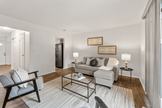 Photo - 106 Tarryton Ct E