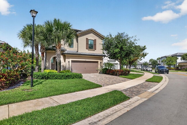 Building Photo - 4651 Pinehurst Trl E