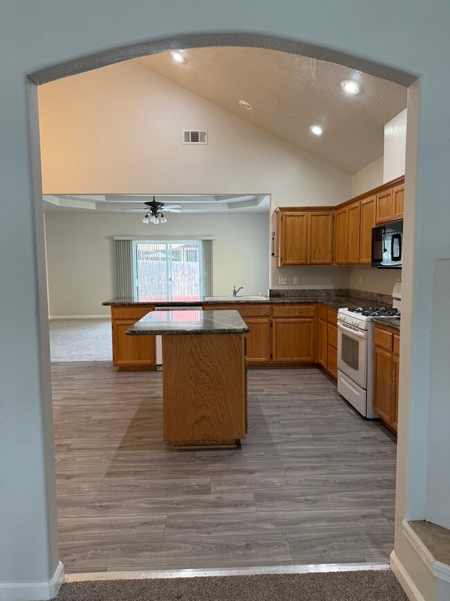 Photo - 992 Heather Way