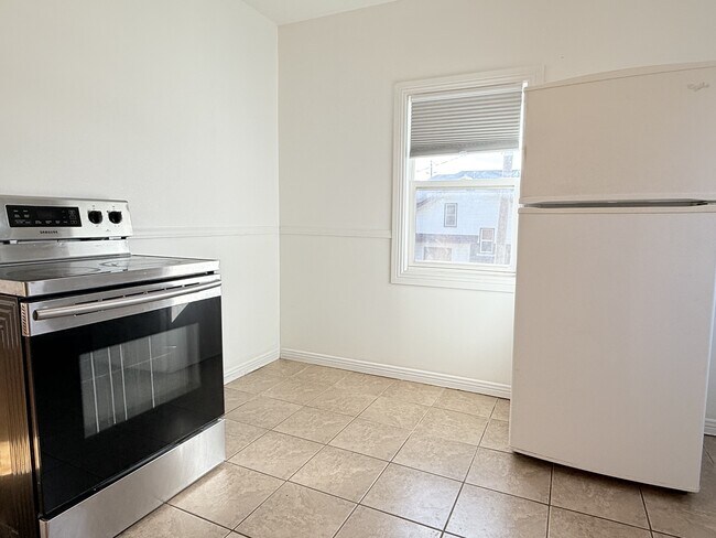 Photo - 106 Shepherd St E