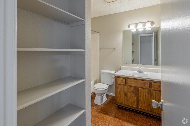 C1 2BR, 2BA - 950SF - Second Bathroom