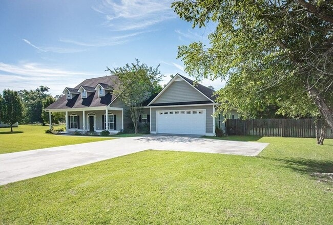 Photo - Spacious 4-Bedroom Home with Modern Amenities on Expansive Lot in Valdosta, GA