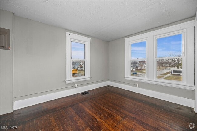 Building Photo - 1063 W 21st St Unit Upper Rental