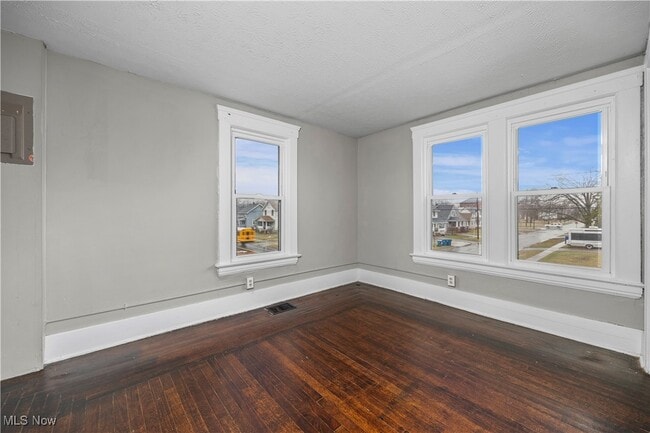Building Photo - 1063 W 21st St Unit Upper Rental