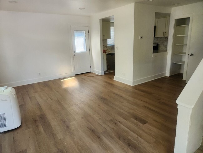 Building Photo - Clean and bright throughout, 2-bedroom, 1.5 Bathroom, two story unit in a great Windsor location!