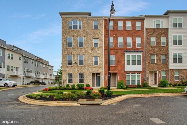 Photo - 100 Lawndale Dr Townhome