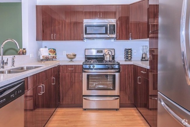 Comtemporary Kitchen with ALL Stainless Steel Appliances - Woodley Sara Rental