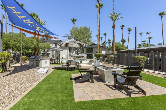 Salón al aire libre y fogata - 255 North