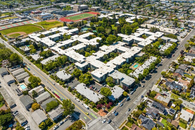 Primario - Woodlake Condominiums