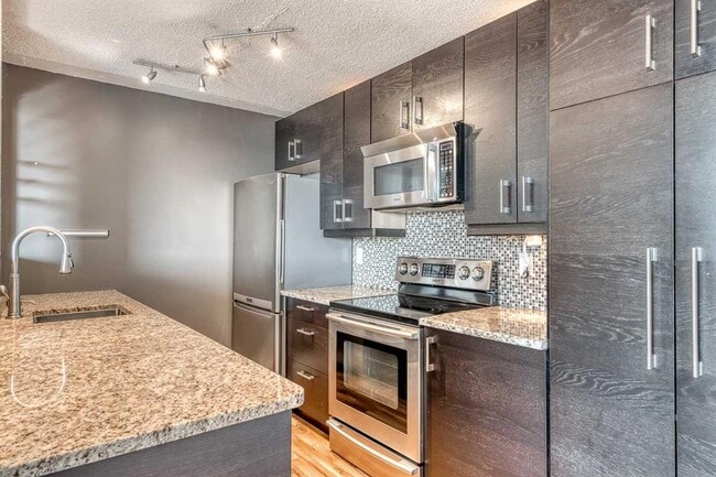 Photo - 314-814 14 St NW