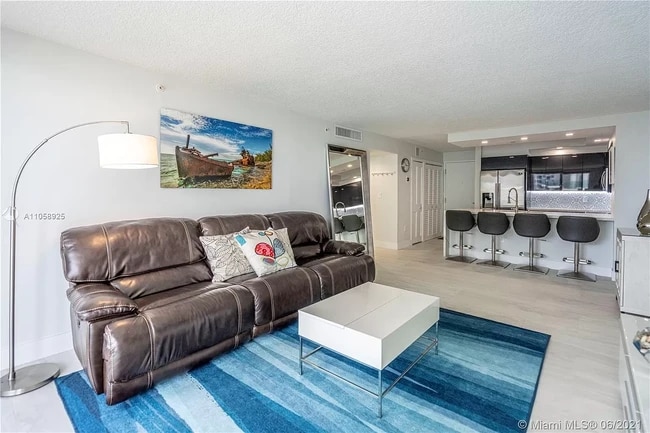 Photo - 6917 Collins Ave Unidad 1005