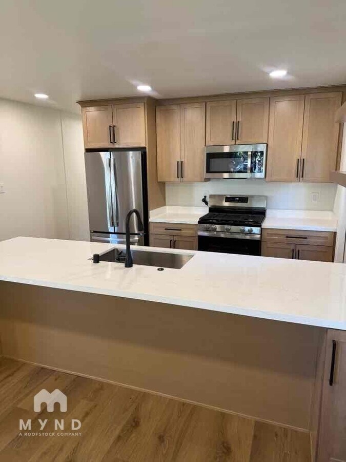 Photo - 2262 Bonifacio St