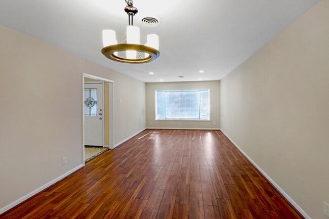 Photo - 5554 Beechnut St