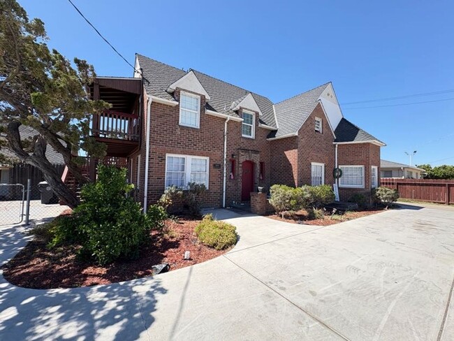 Building Photo - Charming 2 Bedroom Upstairs Unit in the He... Rental